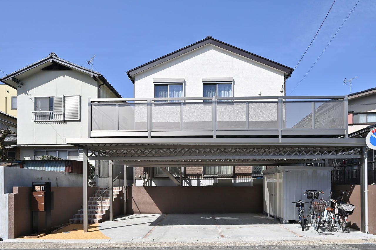 広々とした屋外テラスのある二世帯住宅