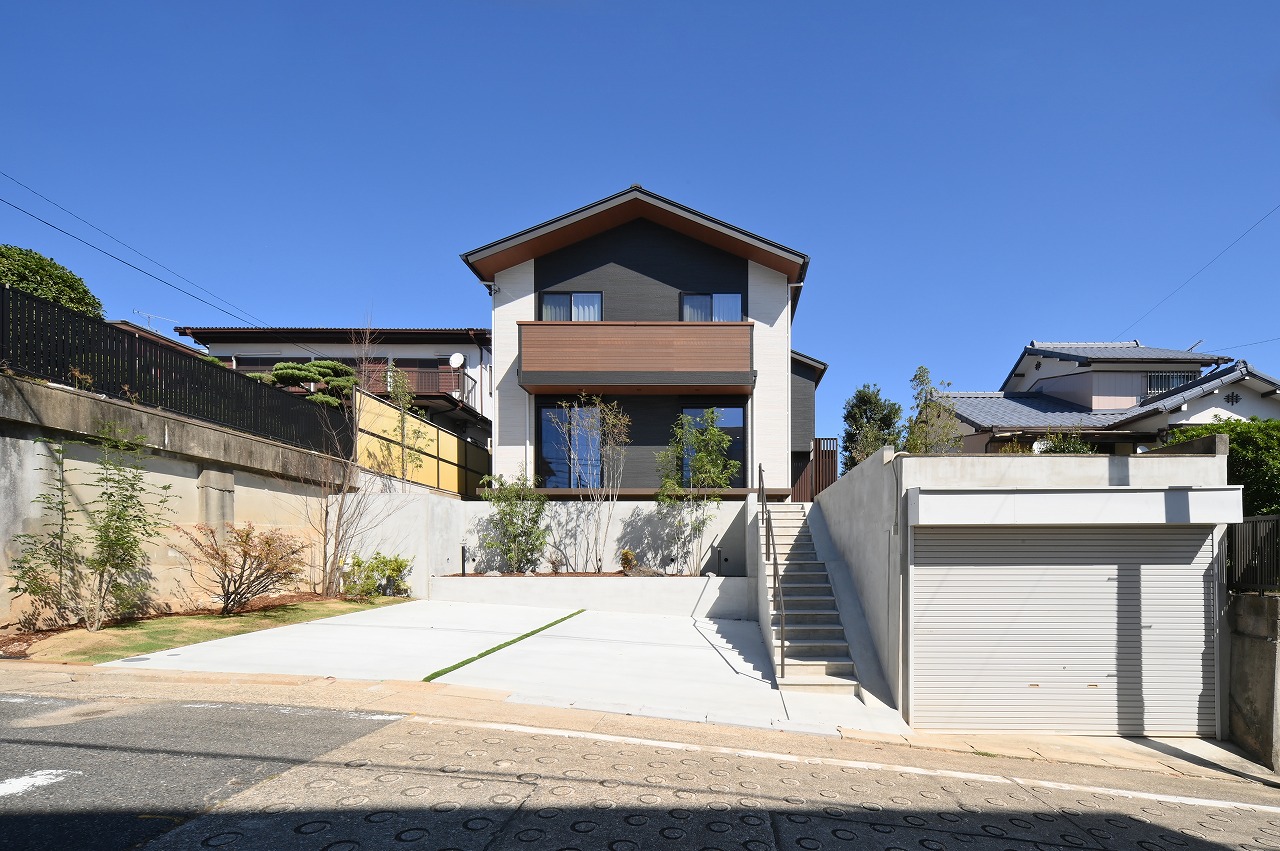 高台に建つ、リビングからの眺望が楽しめる家