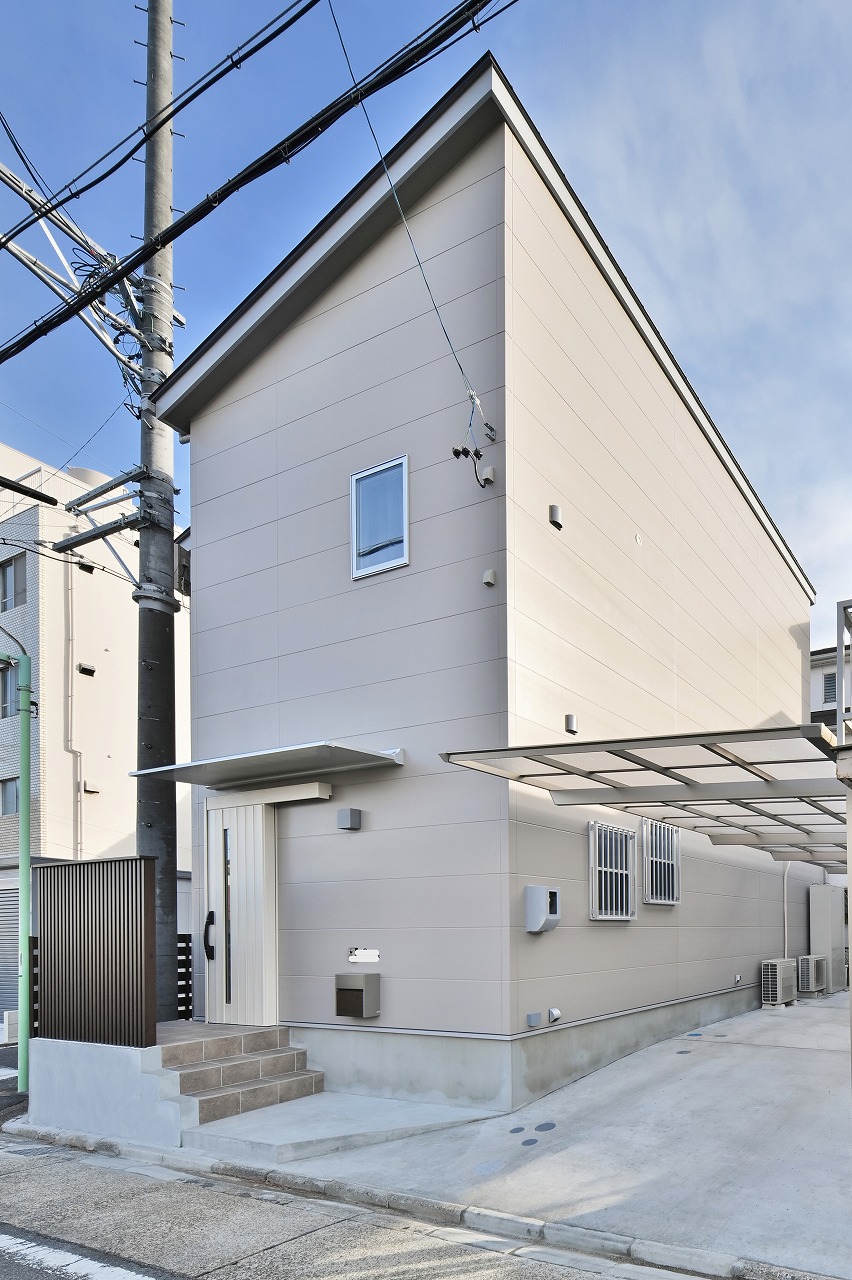 狭小地に建つシンプルで機能的な家