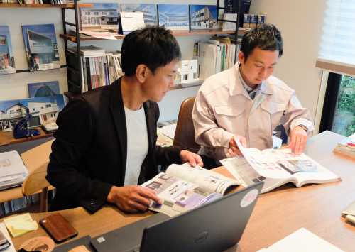 桜デザイン　業務中　写真