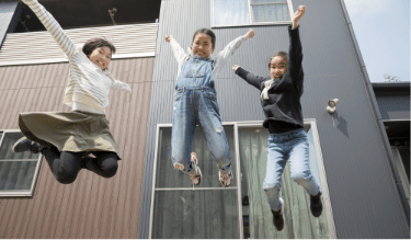 子ども　ジャンプしている　写真