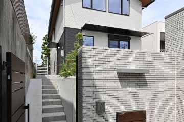 昼の玄関スロープ