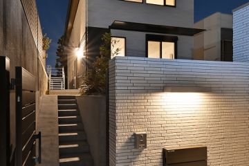 夜の玄関スロープ