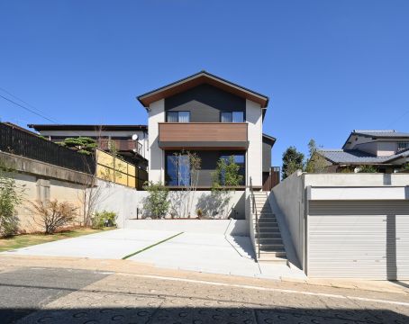 高台に建つ、リビングからの眺望が楽しめる家 アイキャッチ画像
