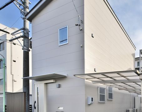 狭小地に建つシンプルで機能的な家 アイキャッチ画像